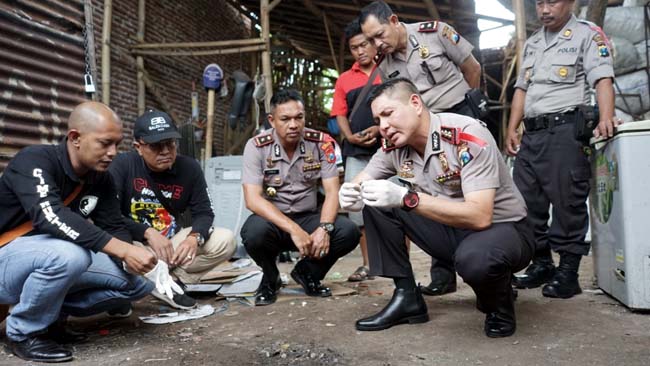 Kapolres probolinggo kota dan tim inafis saat olah TKP di lokasi ledakan (istimewa)