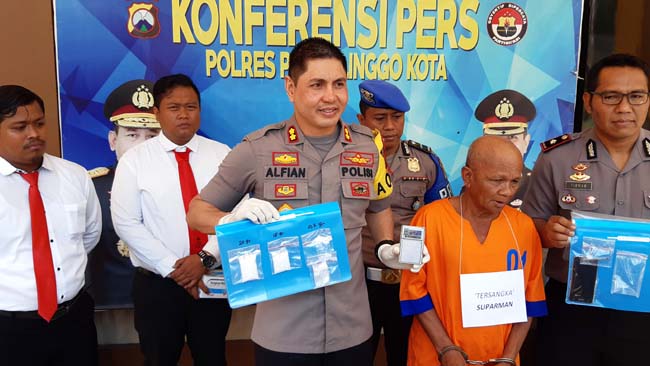 Tersangka bandar sabu saat di rilis Di mapolresta probolinggo (pix)