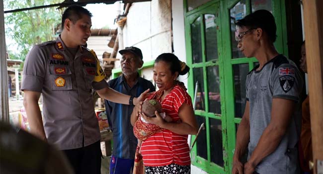 Kapolres Probolinggo Kota, Kunjungi Ahmmad Husen Bayi Tanpa Anus, Fasilitasi Operasi dan Pengobatannya