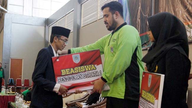 BANGGA : Nawawi Secara simbolis menerima beasiswa, diserahkan oleh Wali Kota Hadi Zainal Abidin (ist)