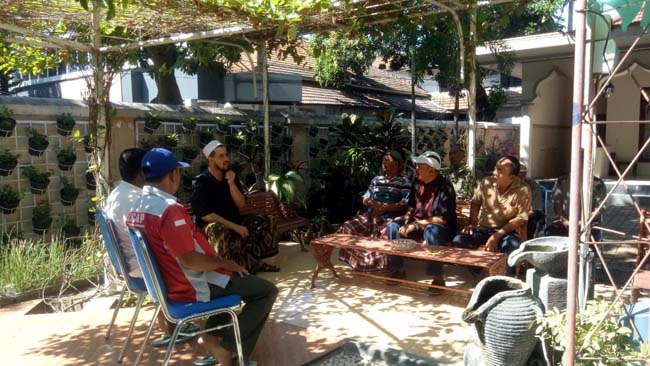 komunitas angkot saat ngobrol bersama wali kota probolinggo di halaman rumah dinas Wali kota (Pix)