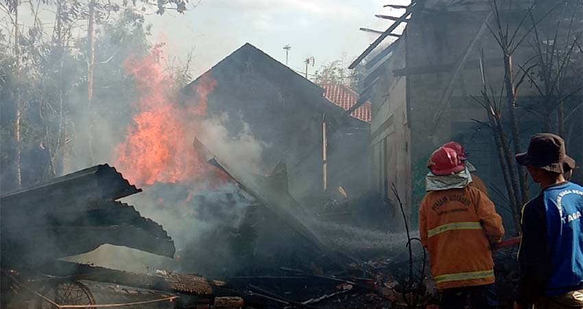 Akibat Bakar Sampah Bawang, Dua Rumah Rata Terbakar