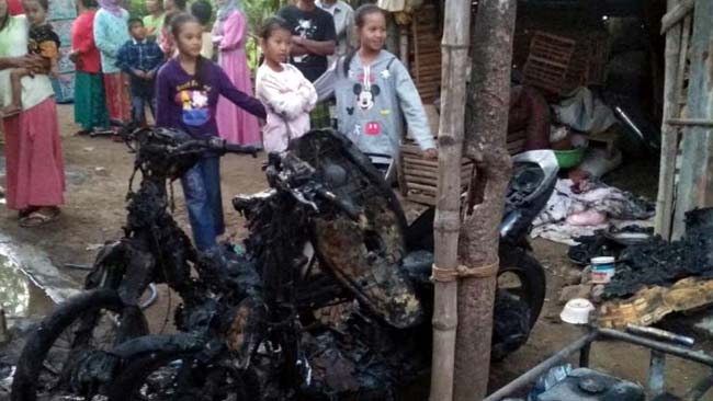 dua motor yang terbakar (istmewa)