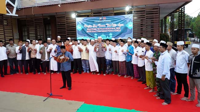 Tokoh Masyarakat Bersama FKUB, Parpol, Tokoh Agama Saat Deklarasi Damai Di Halaman Polres Probolinggo Kota (Pix)