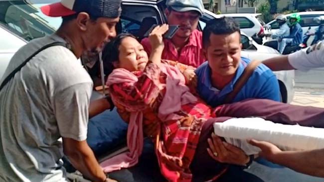 Mau Beli Kerupuk di Ketapang Probolinggo, Putri Sulung Gus Dur Terjatuh, Kaki Retak