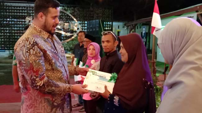 Habib Hadi saat berikan hadiah kepada para pemenang lomba UMKM di Kecamatan Wonoasih (Pix)