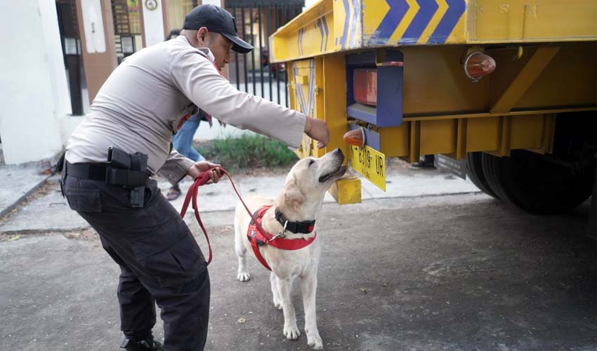 ENDUS : Petugas K9 saat melacak keberadaan narkoba di badan truk. (pix)