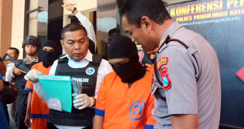 Wakapolres Probolinggo Kota saat merilis tersangka pengedar pil trihexipnidyl (Pix)