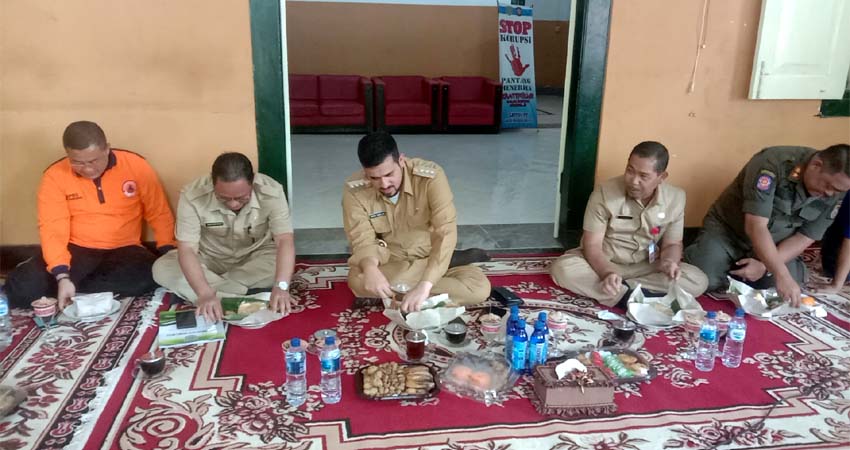 wali kota Didampingi Kasat Polpp, Kadis Kominfo, Kepala Kantor BPBD, bersama anggota satpolpp dan Damkar saat makan bersama setelah apel di halaman kantor Polpp kota Probolinggo (Pix)