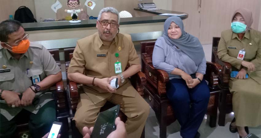 Jubir Satgas Penanggulangan Bencana Non Alam didampingi Kepala BPBD, dokter Paru dan Sekdakot Saat Merilis status Covid 19 di Kota Probolinggo (pix)