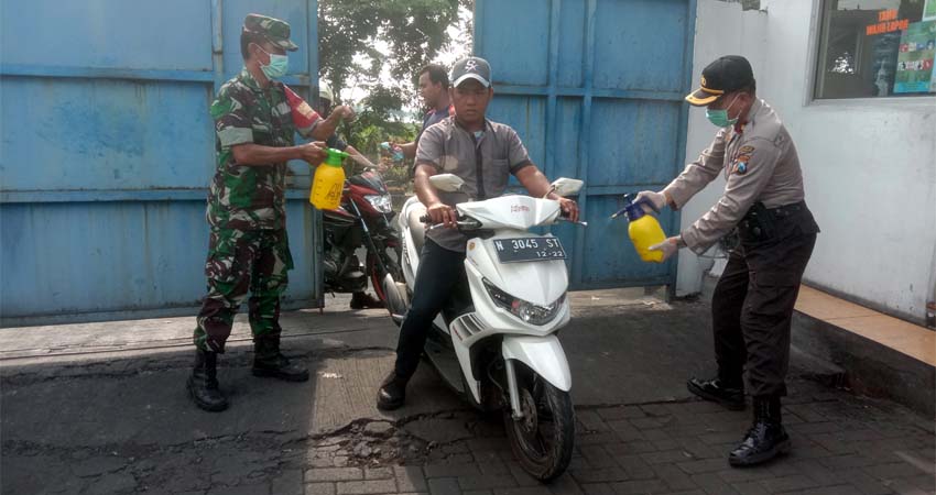 penyemprotan disinfektan pabrik BJB oleh pihak Polsek dan Koramil juga Kecamatan wonoasih (pix)