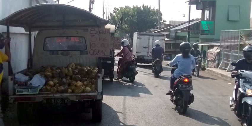 PKL yang berada di sekitar Jalan Supriyadi Kecamatan Kademangan Kota Probolinggo, tepatnya di belakang PT Eratex Djaya