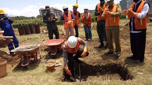 BATU PERTAMA: Wawali Kota Probolinggo HMS.Subri (no.2 dari kanan) melihat proses peletakan batu pertama pembangunan Mapolsek Kanigaran di Jalan Citarum Kelurahan Curahgrinting, Kecamatan Kanigaran.