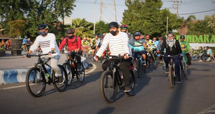 Wali Kota Probolinggo bersama Kelompok Informasi Masyarakat (KIM) Kaber Bing Berek menggelar gowes bareng Walikota Probolinggo.