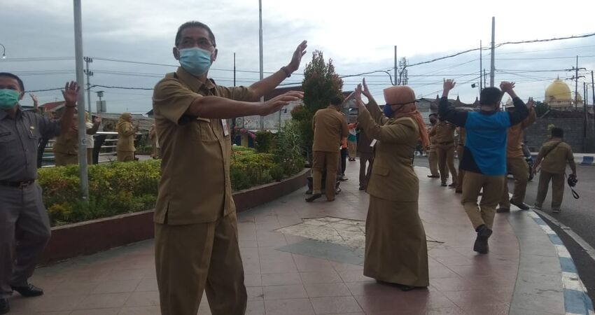 Para pejabat di kalangan Pemkot bersama sejumlah pegawai melakukan olah raga senam cerdik di bunderan Gladak Serang (Glaser), Senin (19/10/2020).