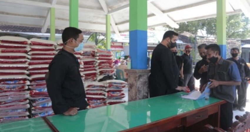 Wali Kota Probolinggo, Habib Hadi pantau dari dekat penyaluran paket sembako kepada warga Kelurahan Jrebeng Kidul.