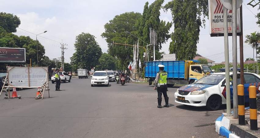 Petugas sedang menghalau kendaran besar akan memasuki kota.