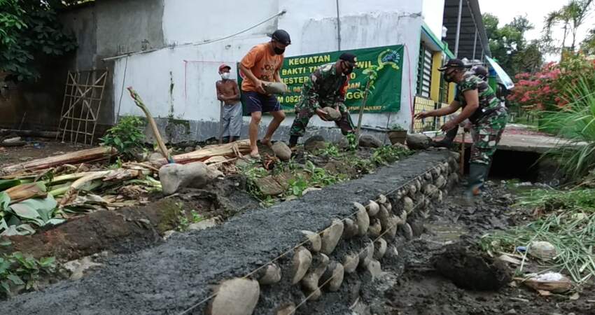 Bertempat di Dusun Kembang RT 03 RW 01 Desa Pakuniran Kecamatan Pakuniran, Kabupaten Probolinggo dilaksanakan kegiatan Karya Bhakti TNI Satkowil.