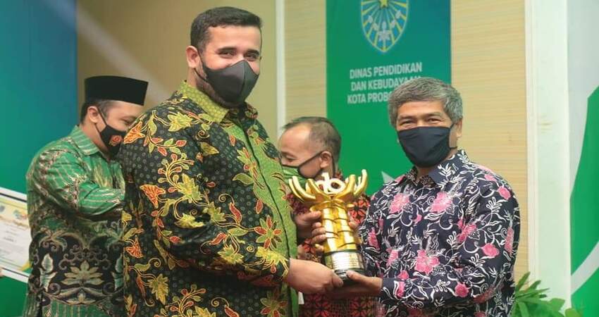 Penyerahan Piala lomba tari kreasi Bolinggoan.