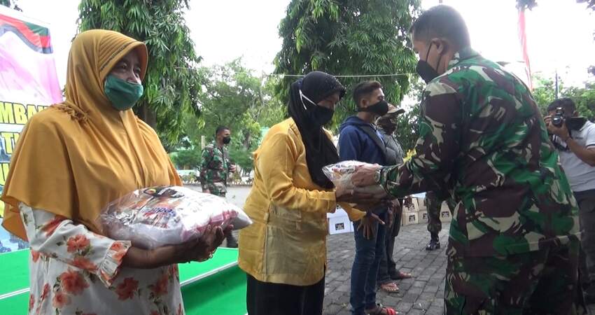 Pembagian paket sembako kepada masyarakat di Halaman Makodim 0820/Probolinggo.