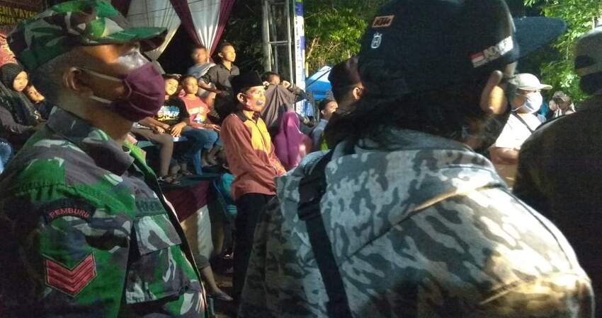 Patroli Tim Gabungan mendapati kerumunan warga yang menonton hiburan jaran kencak di rumah warga (Sutar).