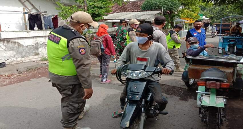 Operasi penegakan disiplin protokol kesehatan di Pasar Tongas Kabupaten Probolinggo, Kamis (10/12/2020).