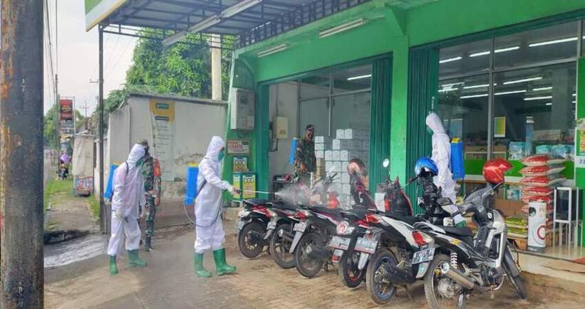 Anggota Kodim 0820/Probolinggo bersama Satgas Covid-19 Kota Probolinggo melaksanakan kegiatan penyemprotan di sepanjang Jalan Cokroaminoto, Kecamatan Kanigaran, Kota Probolinggo.