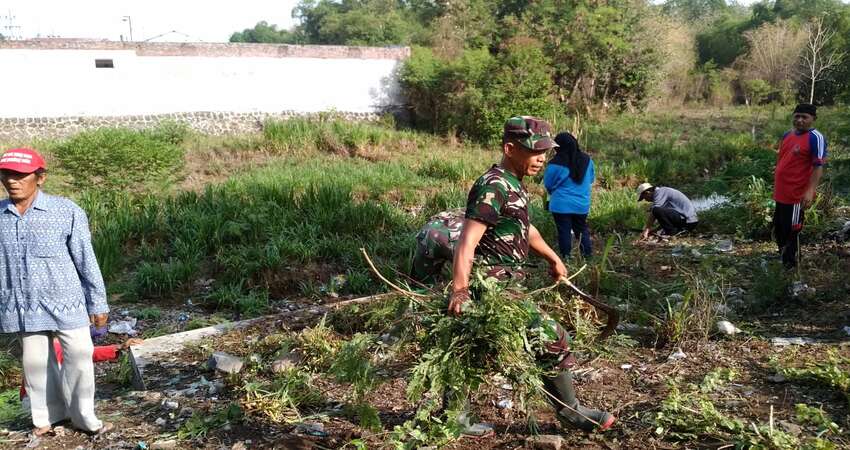 Antisipasi Banjir, Kades Bersama Warga dan Babinsa Sukoanyar Probolinggo Bersihkan Drainase