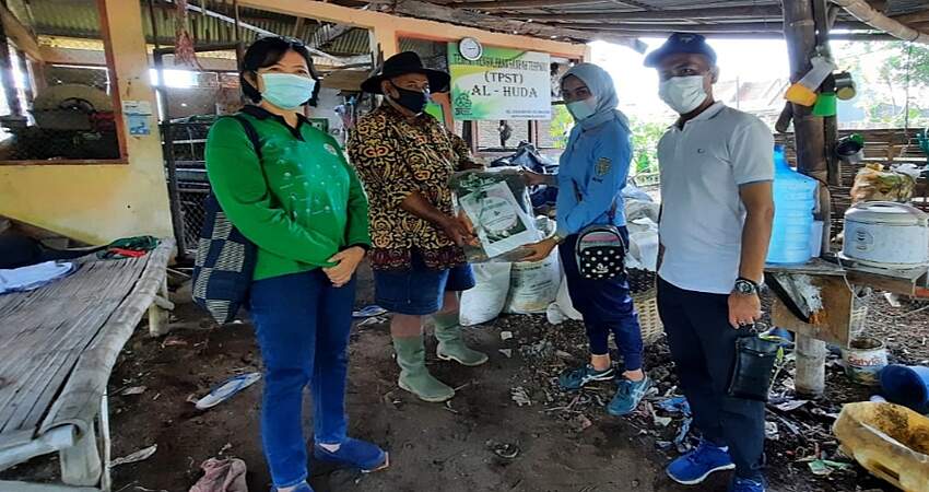 DLH Probolinggo Bersama Mitra Lingkungan Gelar Aksi Clean Up dan Bagi Masker