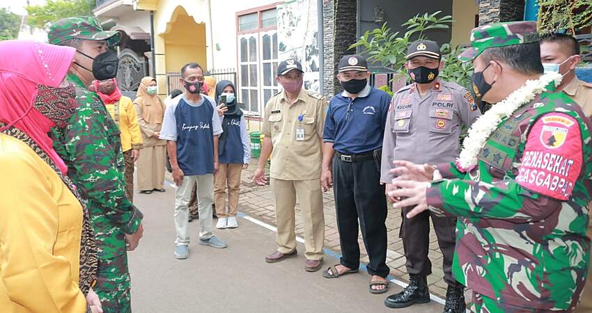 Irdam V Brawijaya Tinjau Posko PPKM Mikro di Wilayah Kodim 0820 Probolinggo