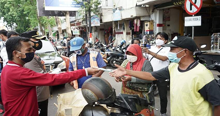 JISPRO Bersama Forkopimda Bagi Ribuan Masker di Pasar Baru Probolinggo