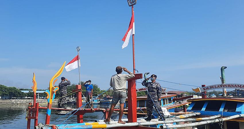 Jelang Peringatan HUT ke-75 POMAL, Anggota Pos AL Mayangan Bagikan Ratusan Masker