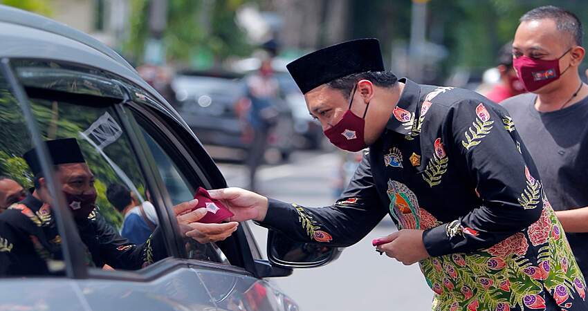 Ketua DPRD Probolinggo Bersama JISPRO Bagi Masker dan Himbau Taat Prokes