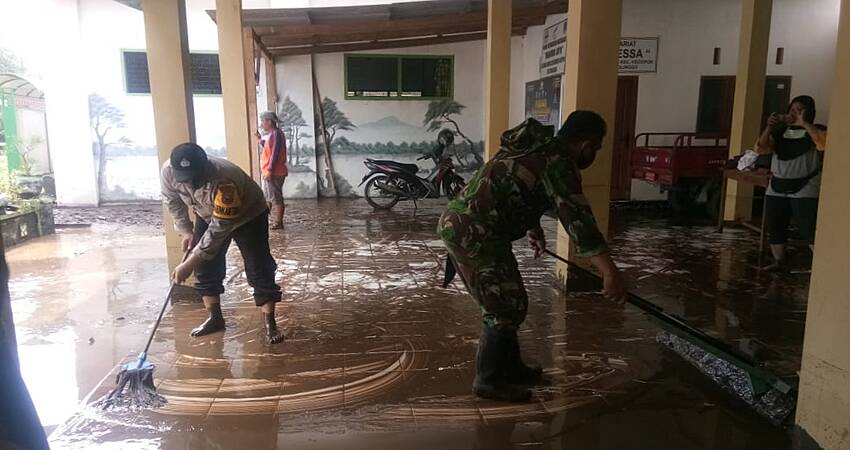 Warga di Tiga Kelurahan Kedupok Probolinggo Mulai Bersihkan Dampak Banjir, TNI dan Polri Turut Membantu