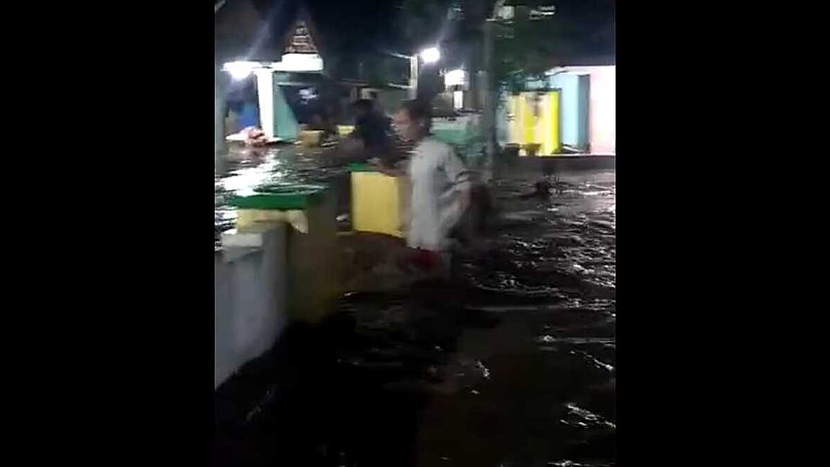 Banjir Susulan Kembali Terjadi di Dua Desa Probolinggo, 10 Warga Harus Dievakuasi dengan Perahu Karet