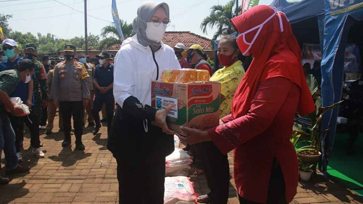 Bupati Tantri Drop Bantuan Untuk Warga Terdampak Banjir Dringu Probolinggo