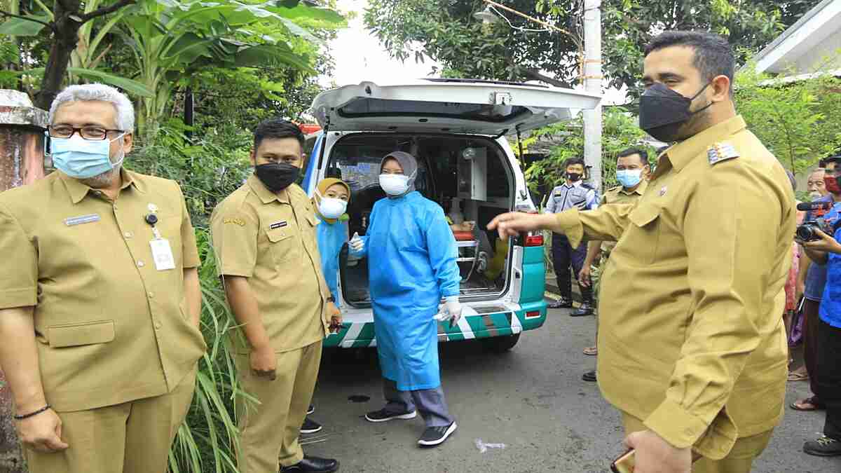 Gunakan Ambulans Siaga, Wali Kota Probolinggo Jujug Rumah Warga Penderita Tumor Usus dan Lakukan Evakuasi