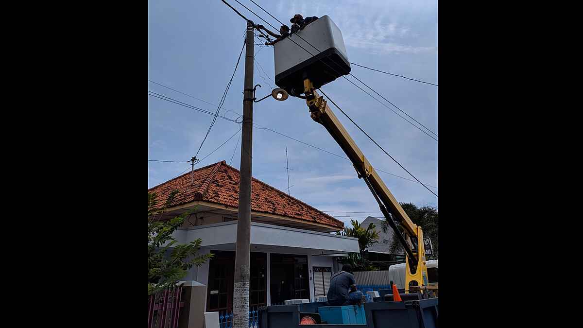 Gunakan Mobil Skywalker, Dishub Probolinggo Lakukan Perawatan PJU