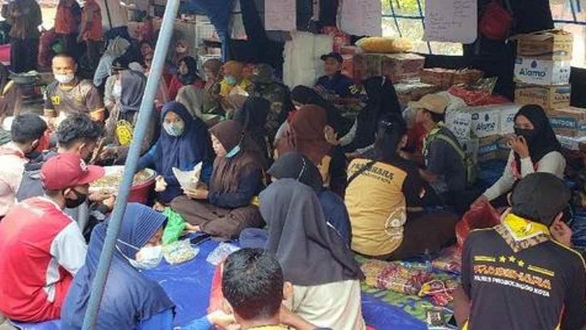 Khawatir Banjir Susulan, Puluhan Warga di Dua Desa Probolinggo Pilih Bertahan di Pengungsian