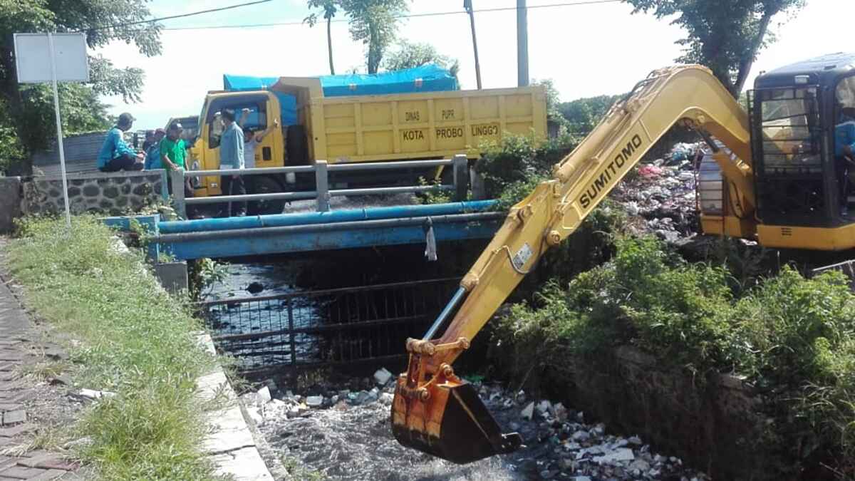 Sampah di Sungai Mayangkan Probolinggo Menumpuk