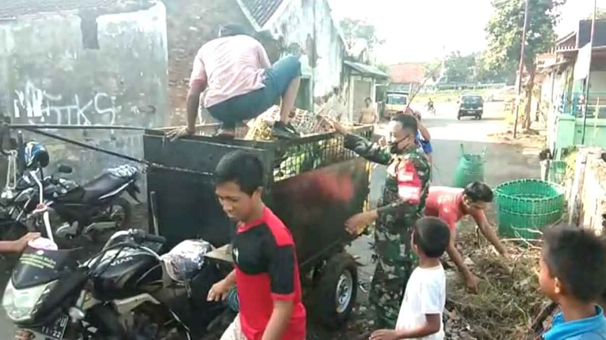 Songsong Lomba Desa Berseri, Koramil Pajarakan Probolinggo Laksanakan Karya Bhakti