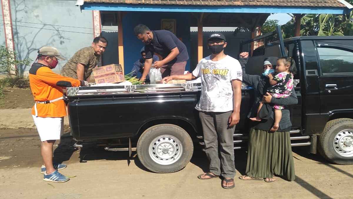 Warga Desa Sapikerep Bantu Warga Terdampak Banjir Dringu Probolinggo Berupa Sembako dan Sayur Mayur