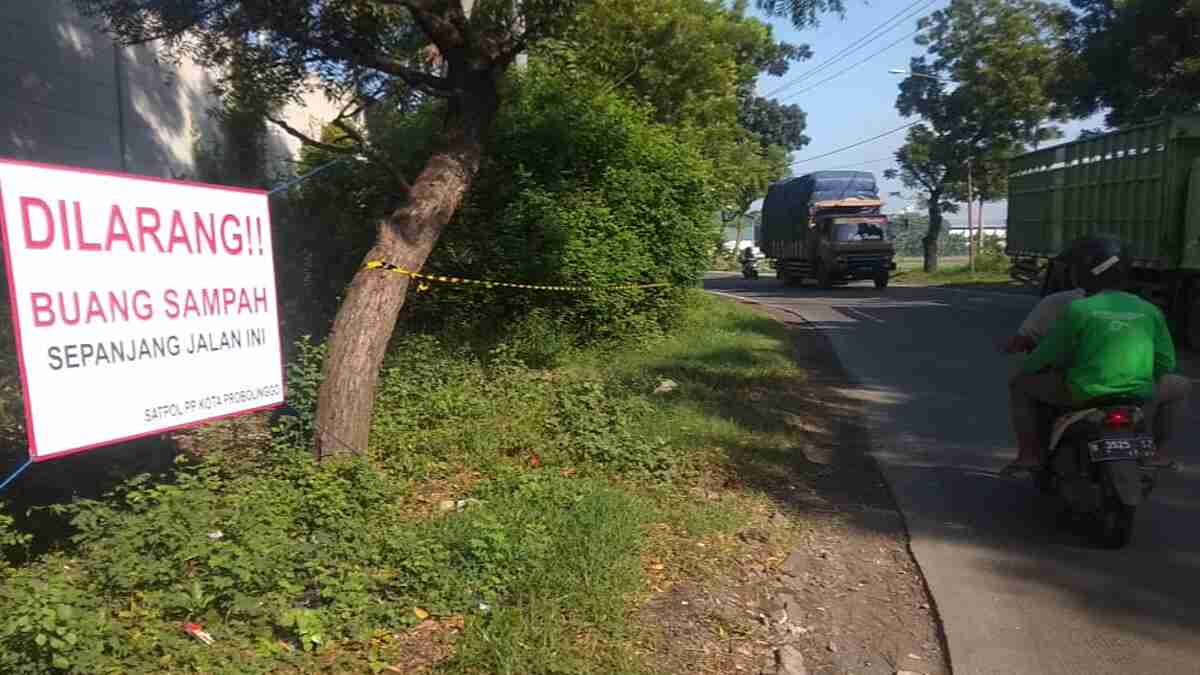 DLH dan PUPR Pasang Papan Larangan Buang Sampah di Jalur Mayangan Probolinggo