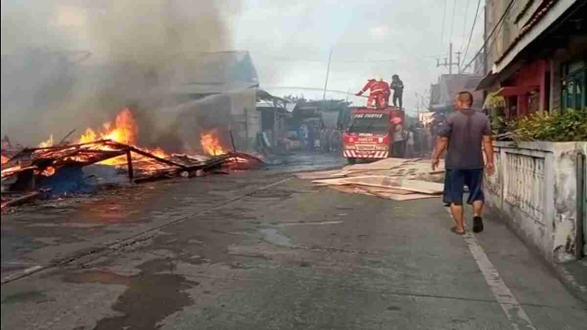 Empat Gudang di Kawasan JLU Mayangan Probolinggo Terbakar