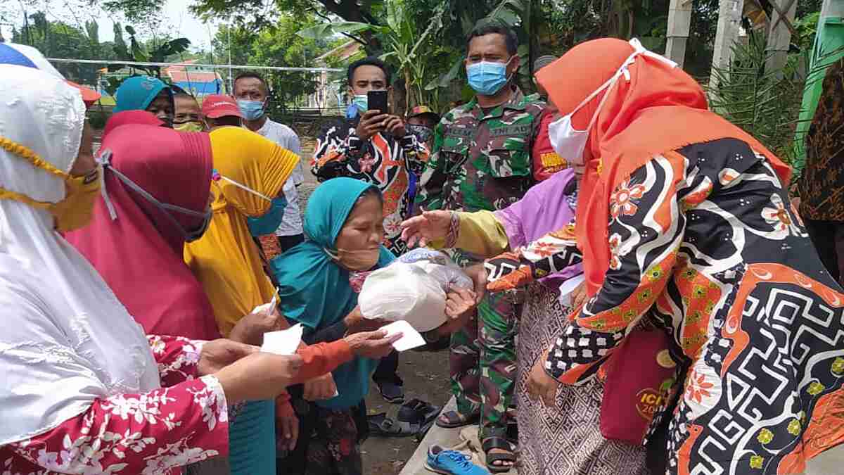 Koramil Tongas Probolinggo Dampingi Pembagian Bansos Pada Lansia dan Anak Yatim di Bayeman