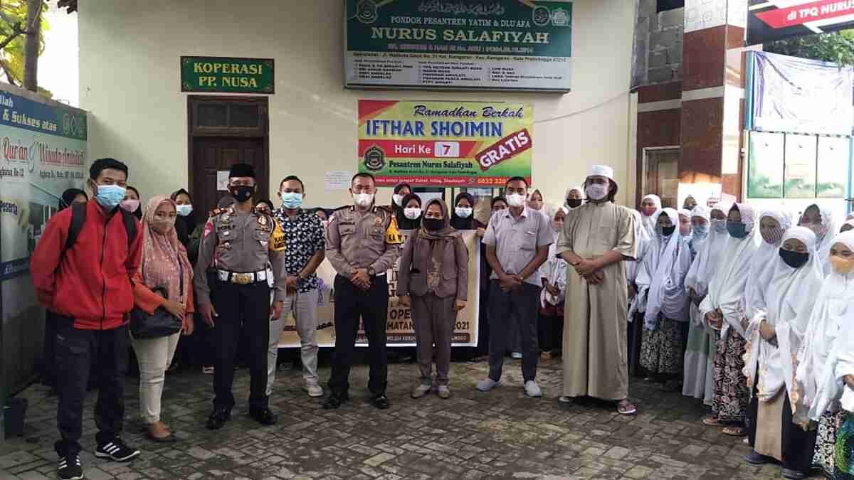 Polisi Sahabat Santri Bagikan Ratusan Nasi Bungkus dan Masker