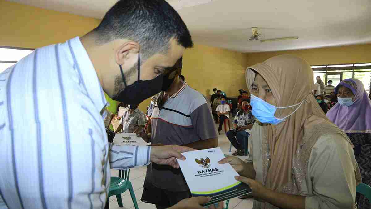 Wali Kota Dampingi Baznas Probolinggo Distribusikan 1048 Sembako dan Uang ke Abang Becak serta Anak Yatim