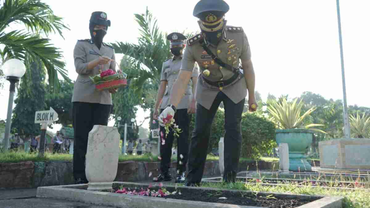 Awali Peringatan HUT ke-75 Bhayangkara, Kapolres Gelar Tabur Bunga di TMP