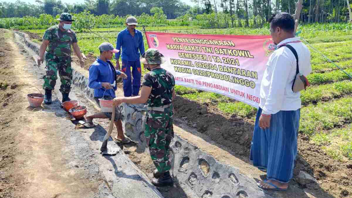 Karya Bakti bersama Warga, Anggota Koramil Bantaran Probolinggo Bangun Saluran Irigasi