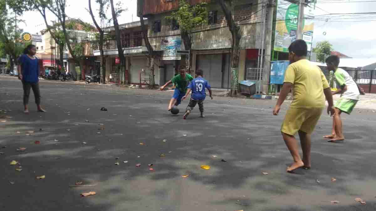 Jalan Raya Ditutup Akibat PPKM Darurat, Anak-Anak Kota Probolinggo Manfaatkan untuk Main Bola